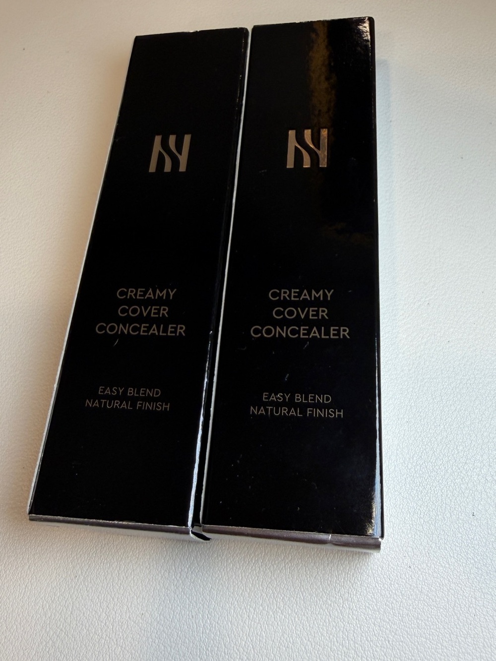 HERA Creamy Cover Concealer 7.5g. Color beige and porcelain